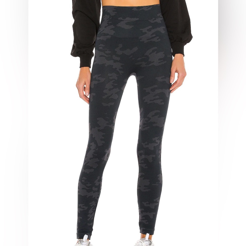 Spanx Look At Me Now Seamless Black Camo Leggings Small